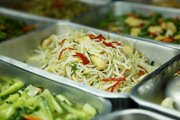 Bean sprouts with tofu and red chillies