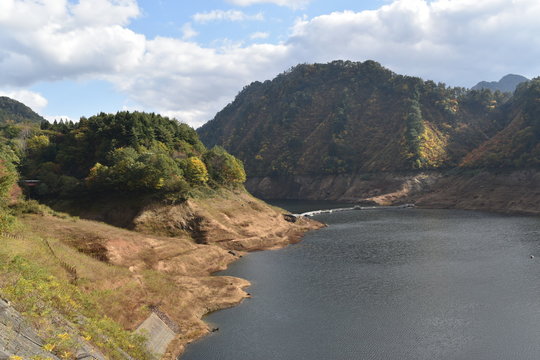 秋のダム
