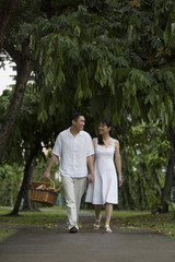 Fototapeta premium Singapore, Man and woman walking through park