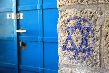 Star of David on the wall of a door. Jérusalem. Israël.