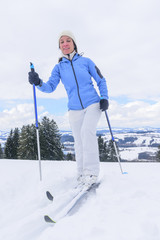 mit Langlaufskiern querfeldein unterwegs