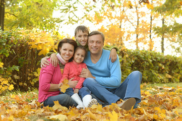 Fototapeta premium Family relaxing in autumn park