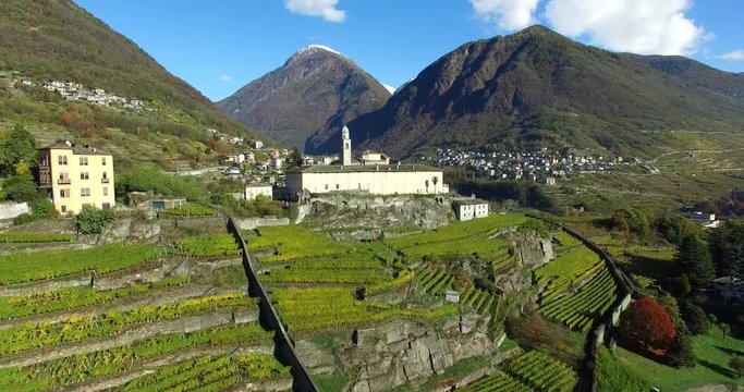Vista aerea su vigneti di Valtellina e convento di San Lorenzo a Sondrio