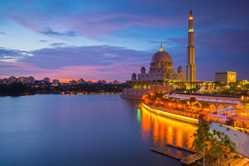 Fototapeta na wymiar Putra Mosque (Masjid Putra) at dusk