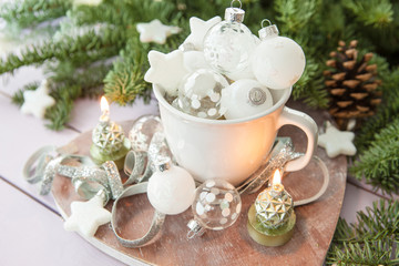 Weisse Tasse mit Christbaumkugeln