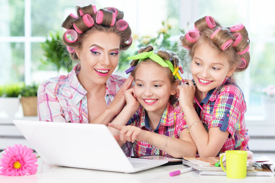  Mother and daughters  with laptop