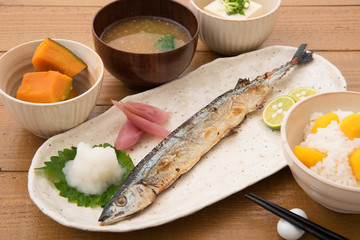 さんまの塩焼きと栗ご飯定食