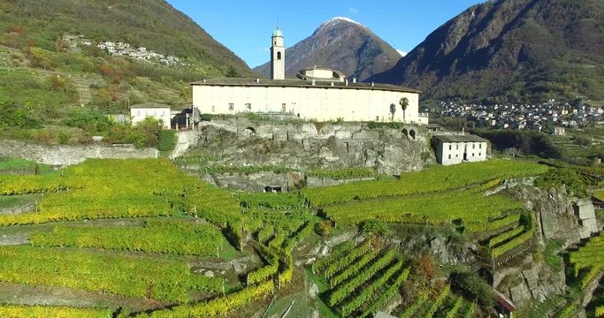 Convento di San Lorenzo in Valtellina - Sorvolo aereo con drone su vigneti e campi coltivati