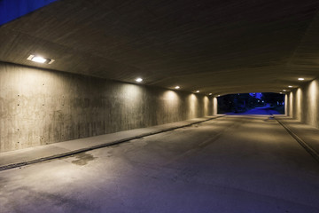Fußweg durch Tunnel bei Nacht