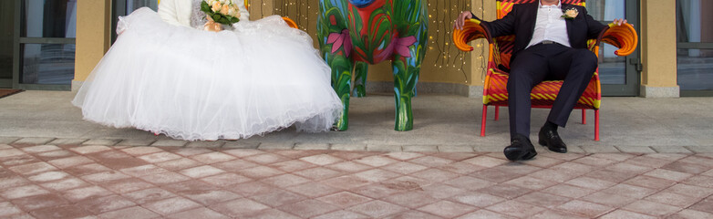 Obraz premium Happy bride and groom at wedding walk in park