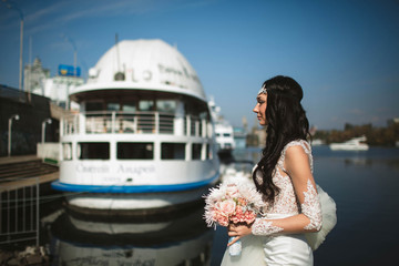 Fototapeta na wymiar bride stands near a large ship