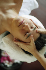 Obraz na płótnie Canvas Young man receiving head massage