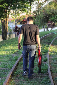 Guitarrista indo embora