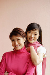 Obraz premium Two young women, looking at camera, smiling, portrait