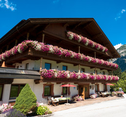 Tiroler Haus im Sommer