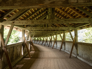 Überdachte Holzbrücke
