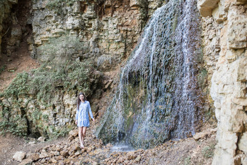 Naklejka premium woman walking near the mountain waterfalls