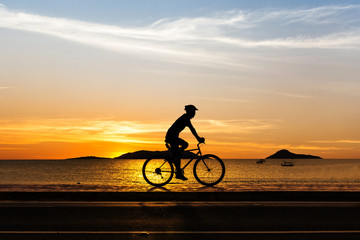 Man fietsen op het strand