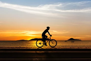 Afwasbaar behang Fietsen Man fietsen op het strand