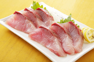 ぶりの刺身　Sliced raw fish