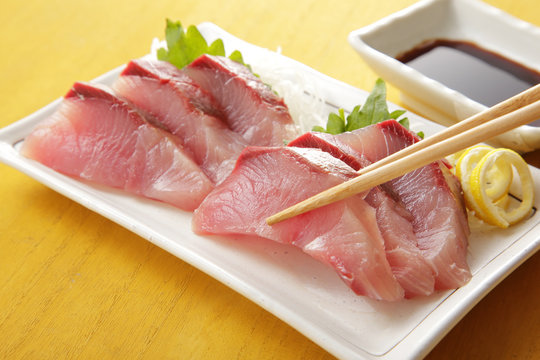ぶりの刺身　Sliced raw fish