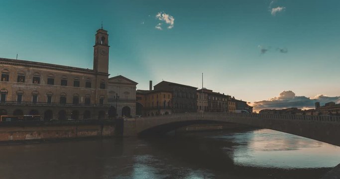 Pisa, time lapse del Ponte di mezzo sul fiume Arno al Tramonto