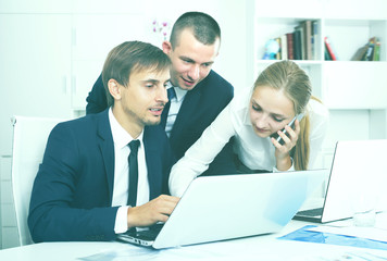 Obraz premium Coworkers working and talking on mobile phone