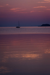 Segelboot im Abendrot