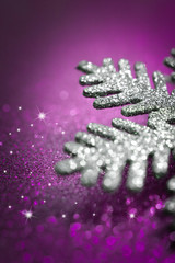 Silberne Schneeflocke auf violettem Hintergrund
