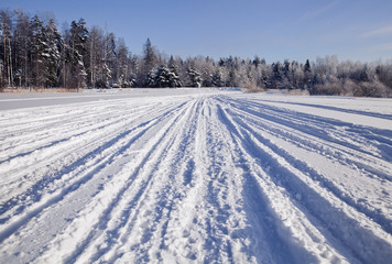 Fototapeta na wymiar Tracks on snow