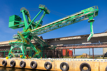 Port crane for transport of loose materials.