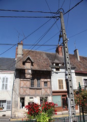Maison à colombage et fils électriques.