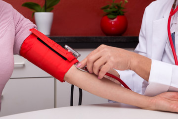 Nahaufnahme Blutdruck messen, Konzept Hypertonie und Hypotonie