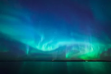 Fototapeten Nordlichter über dem See in Finnland © Juhku