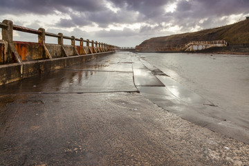 Obraz premium Old Tynemouth Outdoor Pool on a cold and stormy morning.