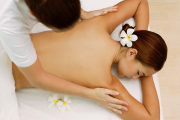 Obraz na płótnie Canvas Young woman having a body massage