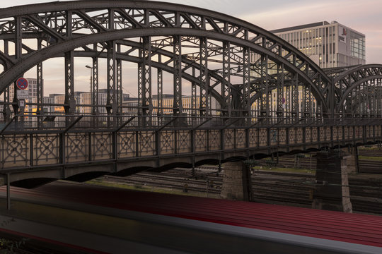 Die Hackerbrücke in München zur goldenen Stunde mit fahrendem Zug