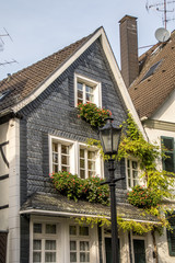 Altes Fachwerkhaus mit blauem Himmel, Historische Altstadt, Schiefer Verkleidung