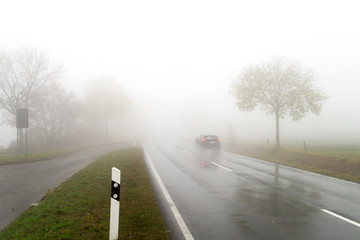 Nebel im Straßenverkehr / Autos / Schlechte Sicht
