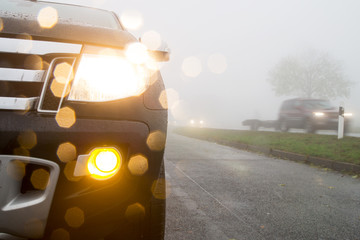 Nebel im Straßenverkehr / Autos / Schlechte Sicht