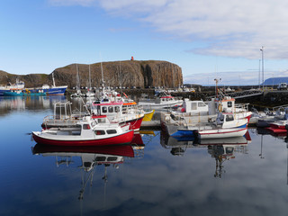 Im Hafen von Stykkishólmur mit Basaltinsel Súgandisey in Island