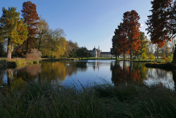 Fototapeta na wymiar Le Jardin anglais du parc de Chantilly en automne, France