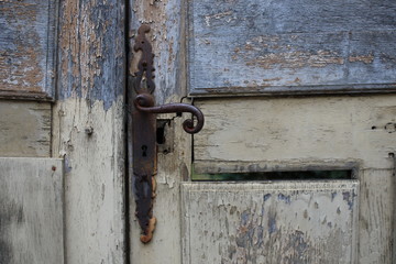 Poignée d'une porte en bois vintage