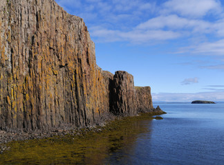 Basaltsäulen auf der Insel Súgandisey in Stykkisholmur auf Islan