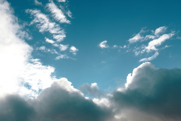 Fototapeta na wymiar strahlend blauer Himmel mit diversen Wolken