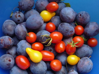 Organic plums and tomatoes, biologische Zwetschgen und Tomaten