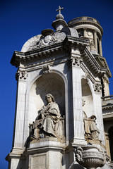 Fototapeta na wymiar Fountain and Saint sulpice church in Paris, France