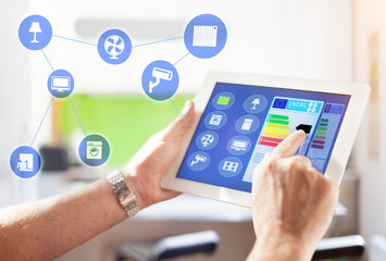 Smart Home Haus automation mit smart haus app auf tablet oder smartphone