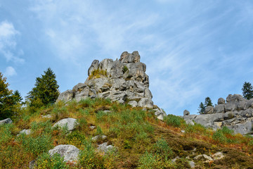 Fototapeta na wymiar Rock fortification, rock fortress city Tustan. 