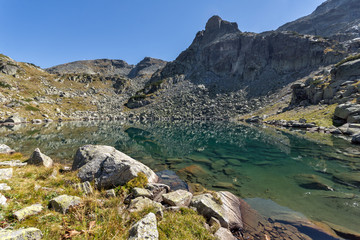 Obraz premium Lake and Preokorets (popova kapa) peak, Rila Mountain, Bulgaria